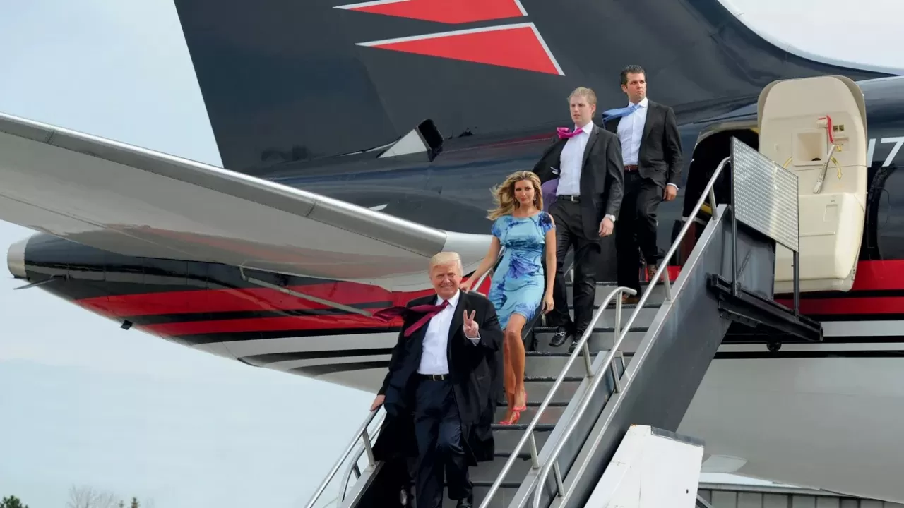 Дональд Трамп мінген ұшақ апатқа ұшырауға сәл қалды 