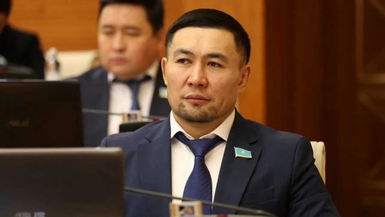 Депутат Мәжіліс отырысында анасын туған күнімен құттықтады