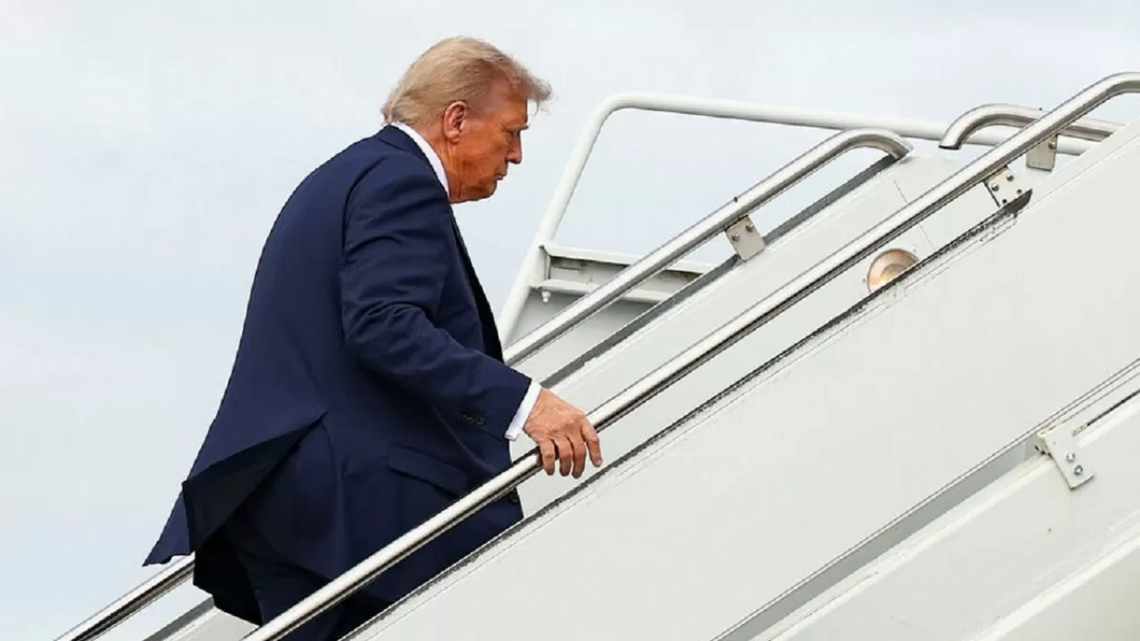 Дональд Трамп мінген ұшақ апатқа ұшырауға сәл қалды 