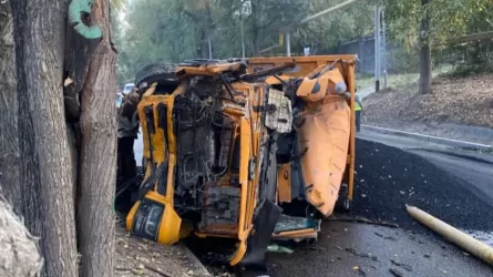 Грузовик снес газовую трубу в Алматы