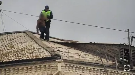 В Кокшетау полицейские спасли мужчину на крыше пятиэтажки
