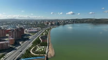 Токаев осмотрел новую набережную в Кокшетау