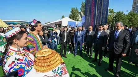 В честь Дня города аким Алматы посетил сельхозярмарку фермеров из Таджикистана