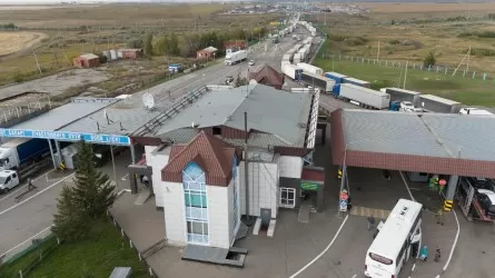 Грузовые фуры стоят в пробке на границе Казахстана и России: ответ минтранспорта 