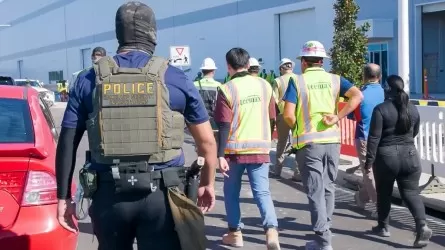 Более 300 южнокорейских рабочих вернулись домой после иммиграционного задержания в США