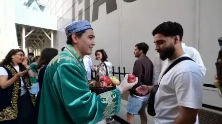 Apple и «Алма»: Казахстан провел креативную акцию в «Большом яблоке»