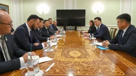 Мемлекеттік кеңесші Парламент Мәжілісіндегі фракциялардың жетекшілерімен кездесті