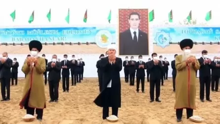 Увольнением 15 человек закончился танец перед портретом президента в Туркменистане 