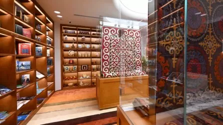 Президент Қытайдың мәдениет және туризм министрі Сунь Елимен бірге Мәдениет орталығын аралады