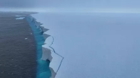 Самый крупный в мире айсберг уменьшился на треть  