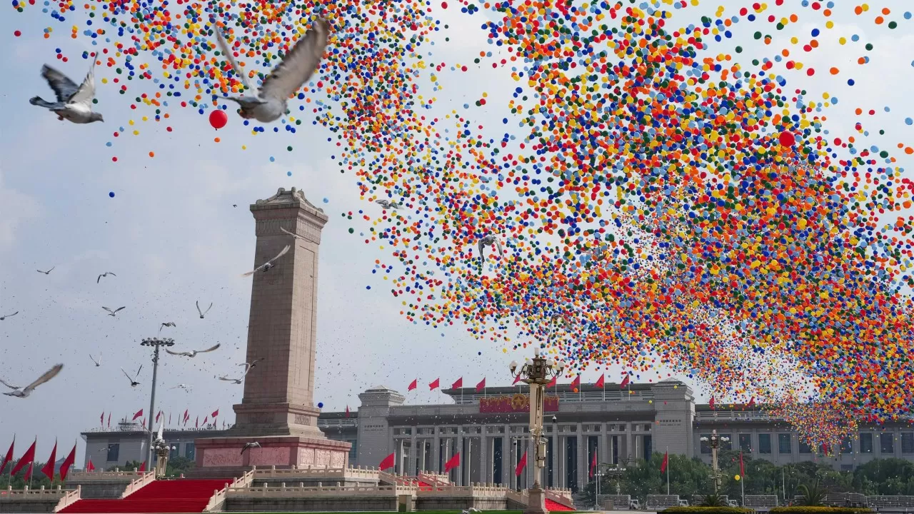 Символизм военного парада в Пекине, "подарок" для "Роснефти" и безвиз для россиян