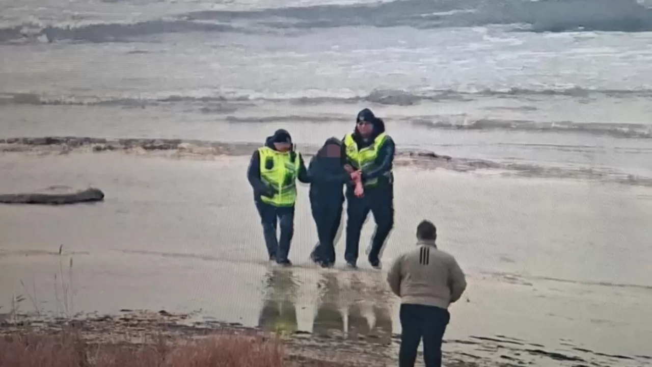 Ақтауда полицейлер суға батып бара жатқан жасөспірімді құтқарып қалды