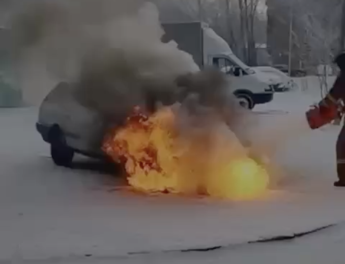 Қарағандыда көше ортасында жеңіл көлік өртеніп кетті