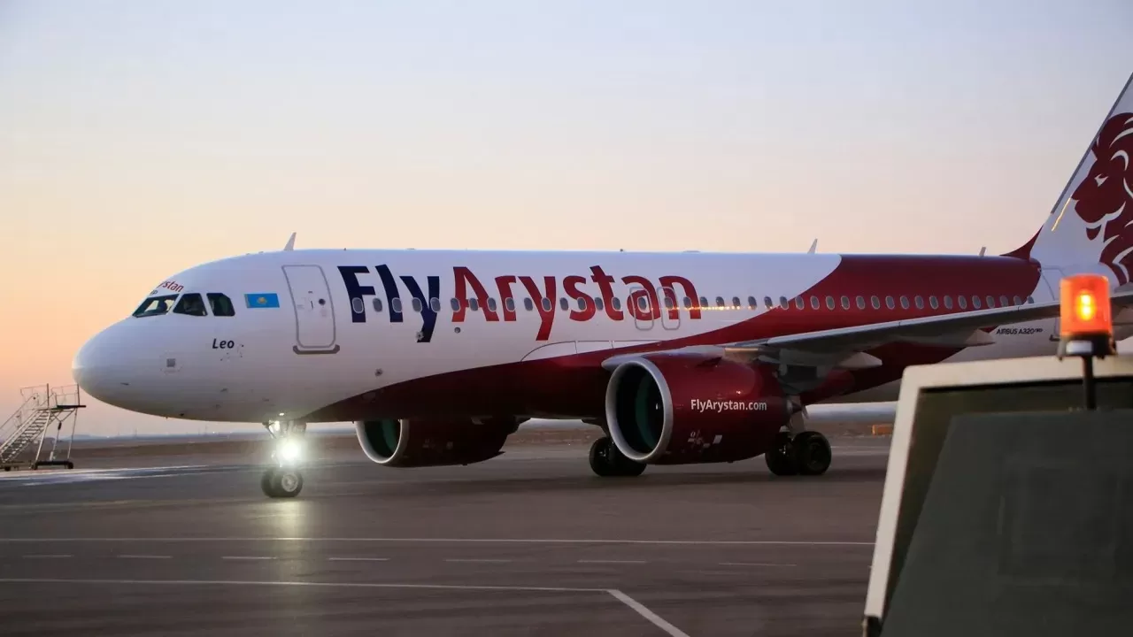 FlyArystan ұшағы әуеде құстармен соқтығысты