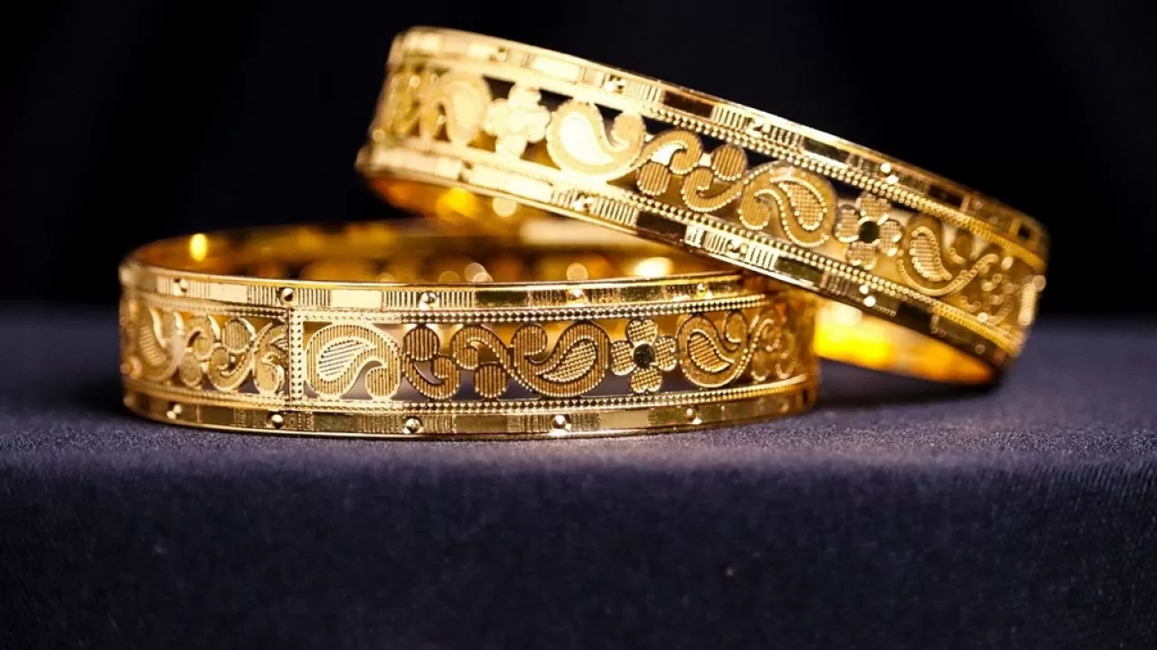 Цены на золото приблизились к недельному максимуму