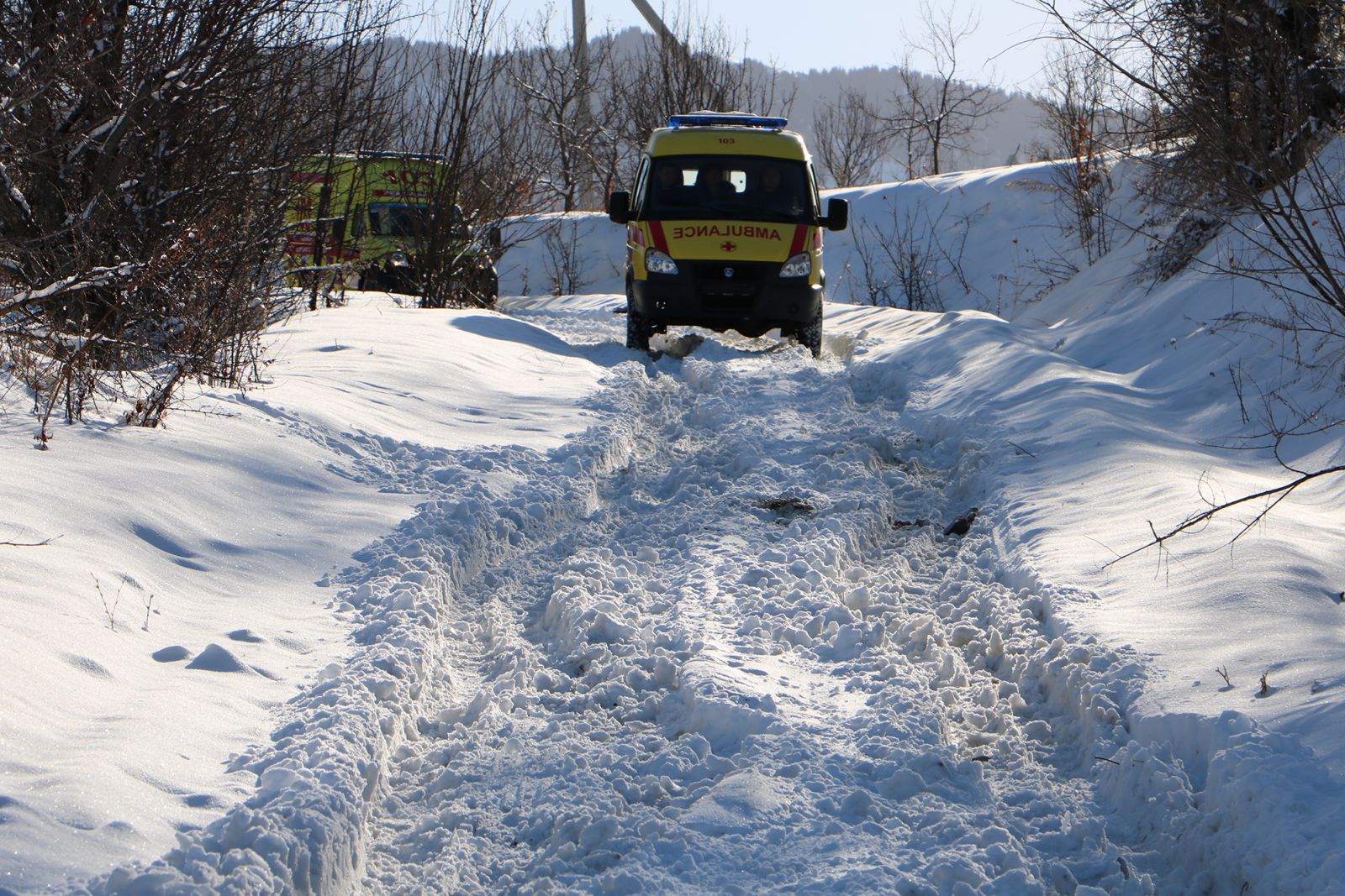 Абай облысында жедел жәрдем көлігі науқаспен бірге қар құрсауында қалып қойды