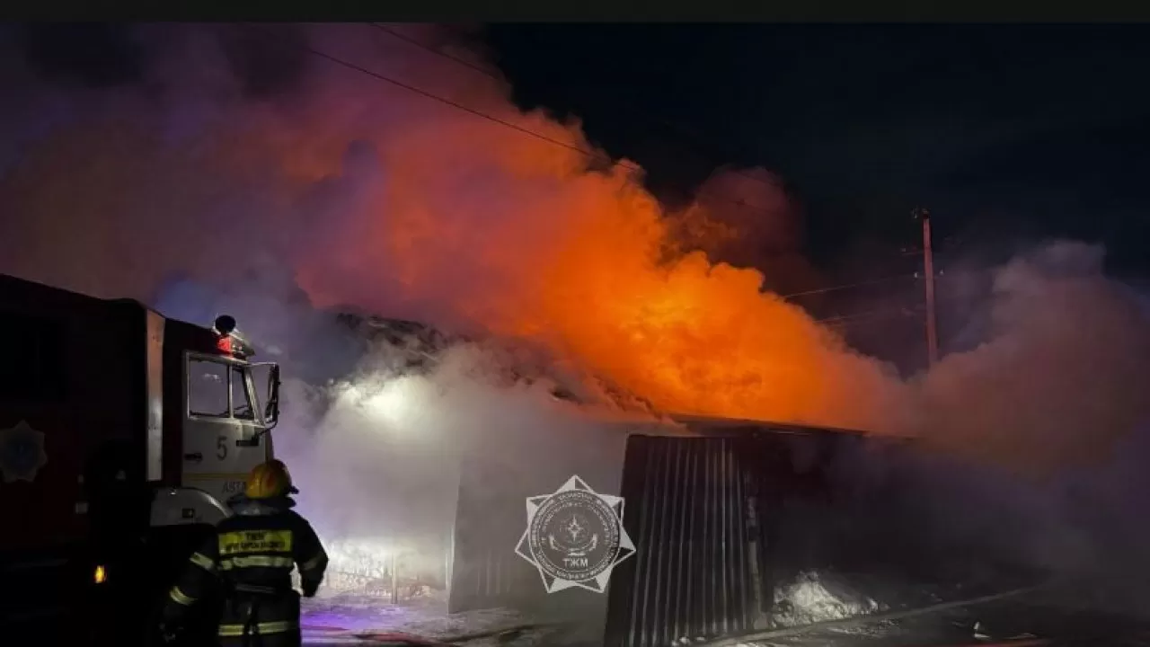 Шаг до взрыва: в Астане спасатели вынесли четыре газовых баллона из горящего дома