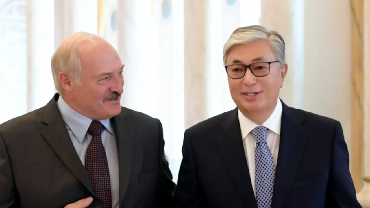 Александр Лукашенко Қазақстан Президентін Беларусь шенеуніктеріне үлгі етті