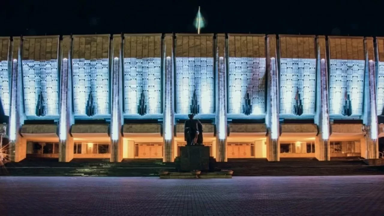 Казахскому национальному драмтеатру имени Мухтара Ауэзова 100 лет