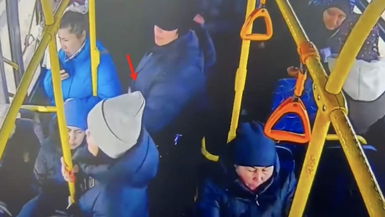 Алматылық әйел автобуста 4,1 млн теңгенің ақшасы мен алтынын ұрлап кеткен