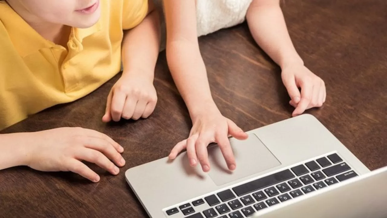 Мажилисмен предложил ограничить казахстанских детей от соцсетей 