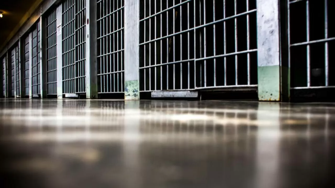 Павлодарда түзеу мекемесінің бастығы сотталып, әскери шенінен айырылды