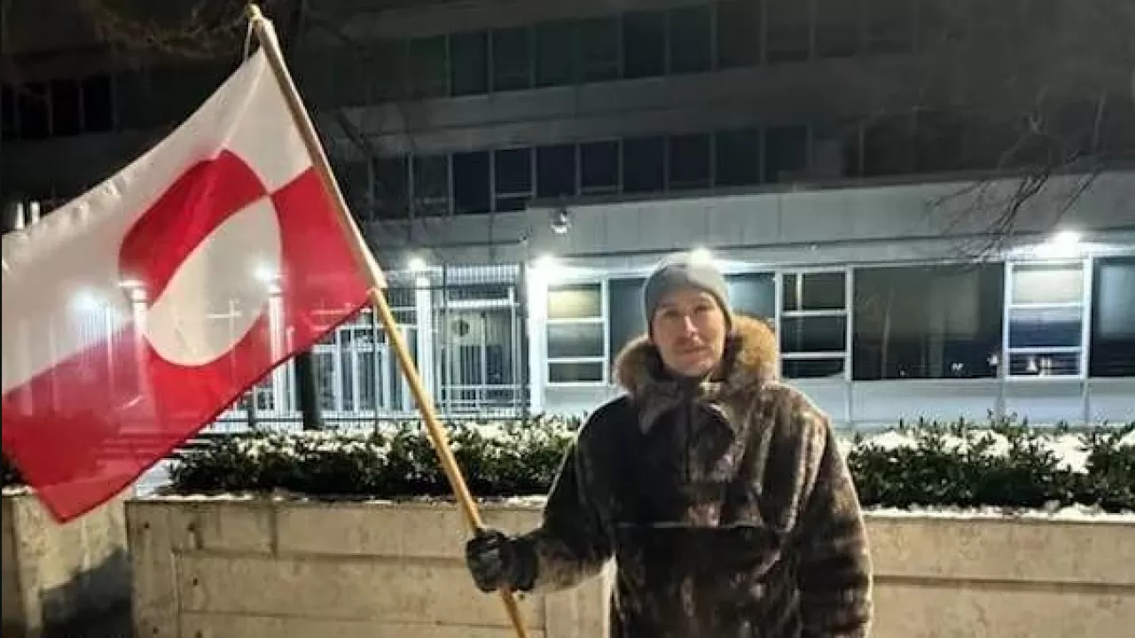 Датчанин ночевал у посольства США с флагом Гренландии 