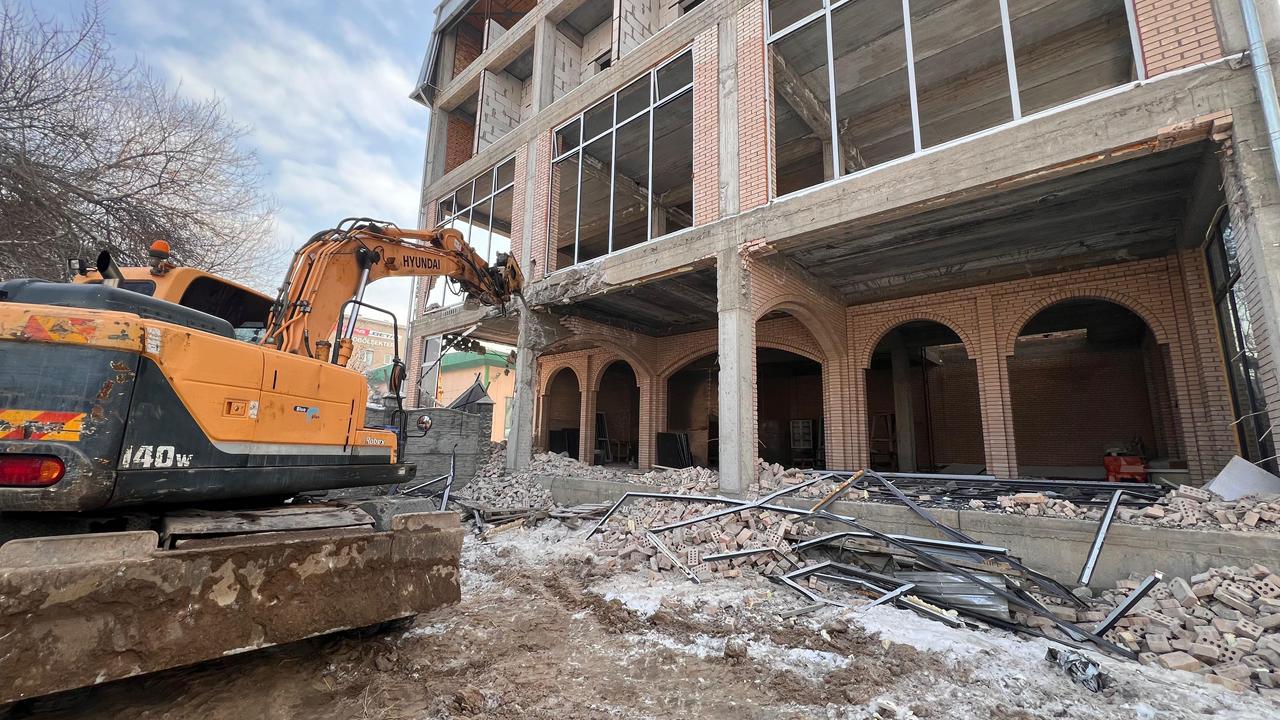 Алматыда ірі заңсыз нысан сот шешімімен бұзылып жатыр