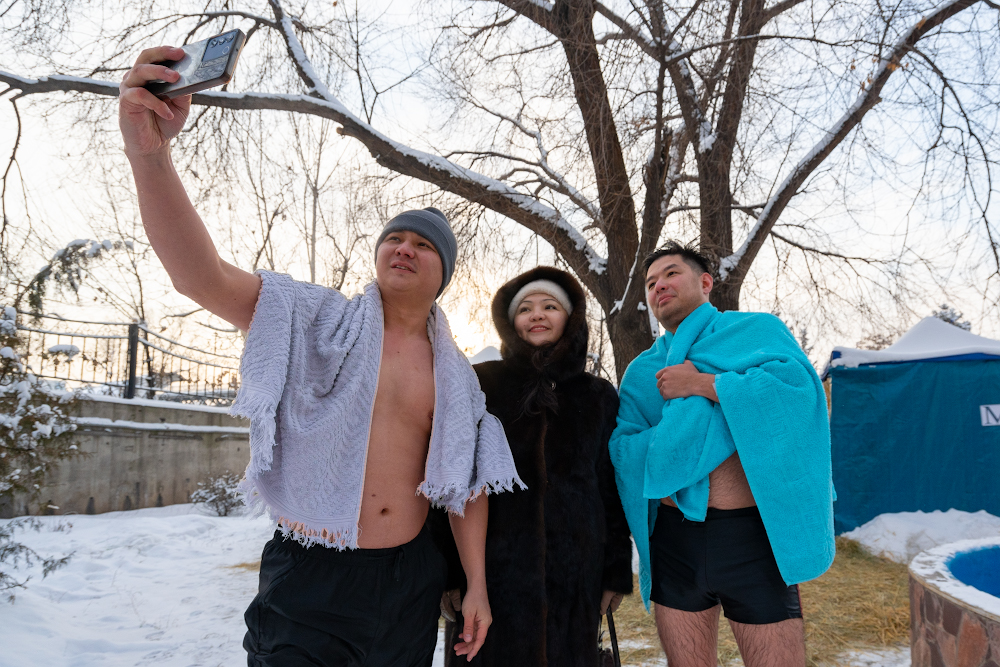 Под контролем экстренных служб: как проходят крещенские купания в Алматы