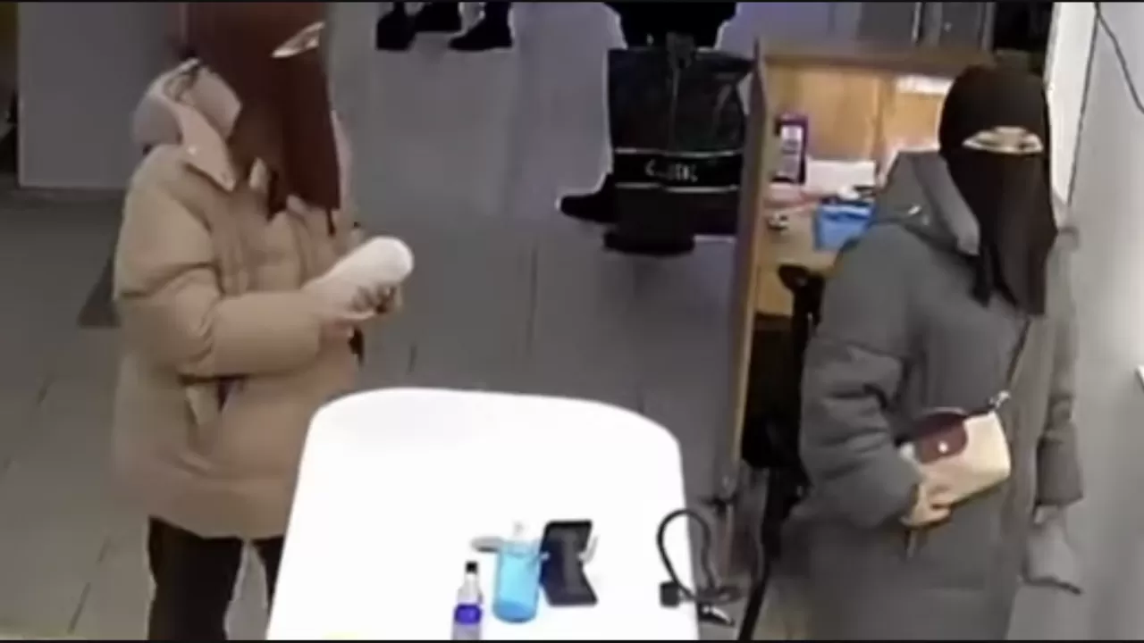 Ақтөбеде жүзін тұмшалаған 2 қыз дүкен сөресінен бірнеше телефон ұрлаған