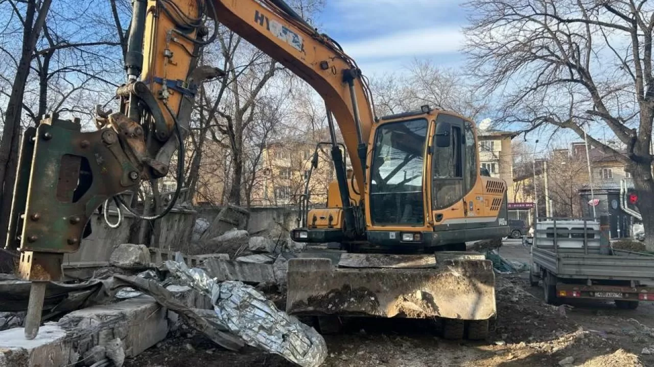 Алматының орталық бөлігінде аяқталмаған құрылыс нысаны бұзылды 