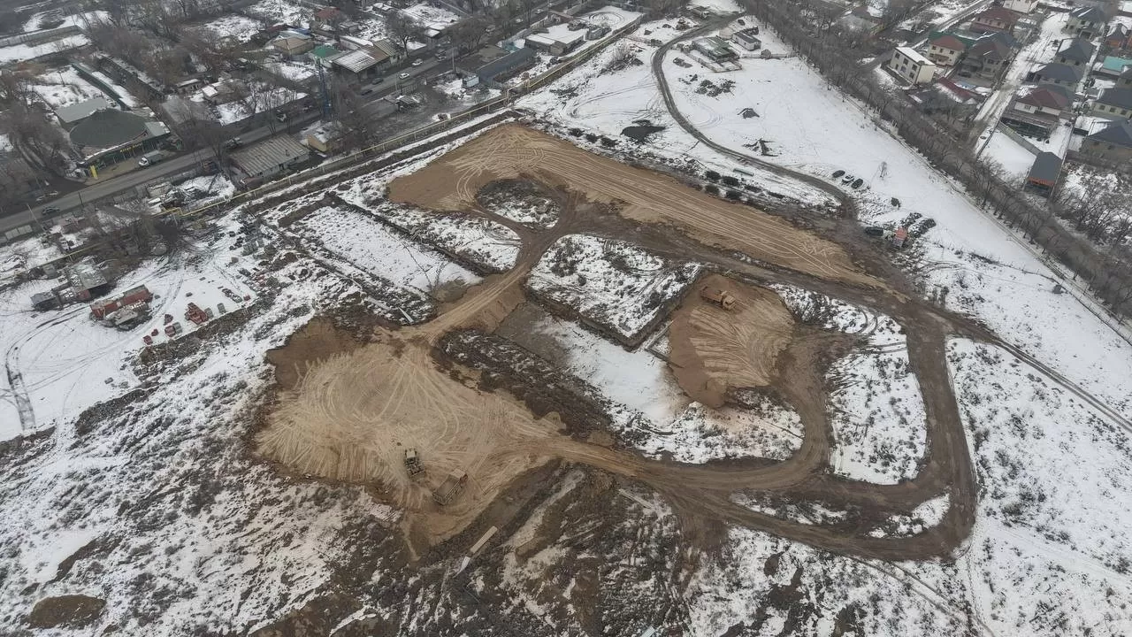 Алматыда заңсыз салынған тұрғын үй кешенін бұзу жұмыстары басталды