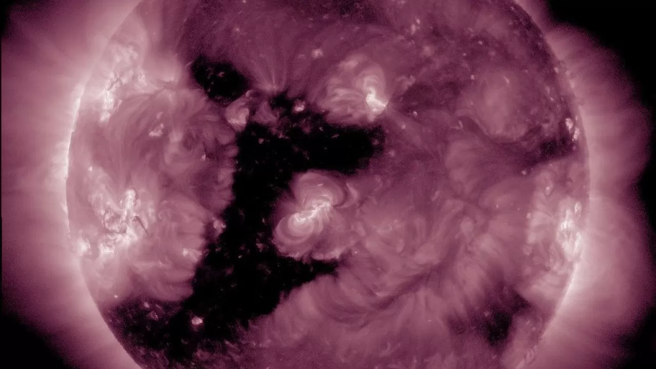 Магнитные бури усилятся: на Солнце новая аномалия 