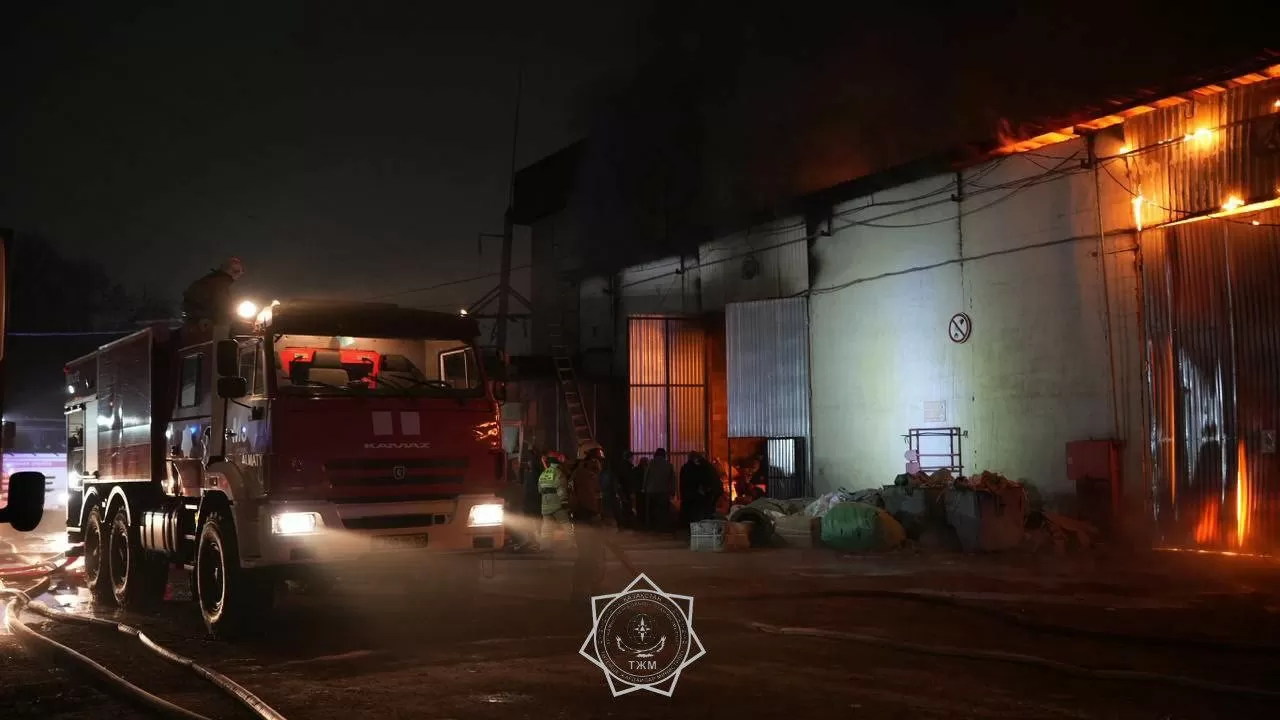 Крупномасштабный пожар всю ночь тушили в Алматы  