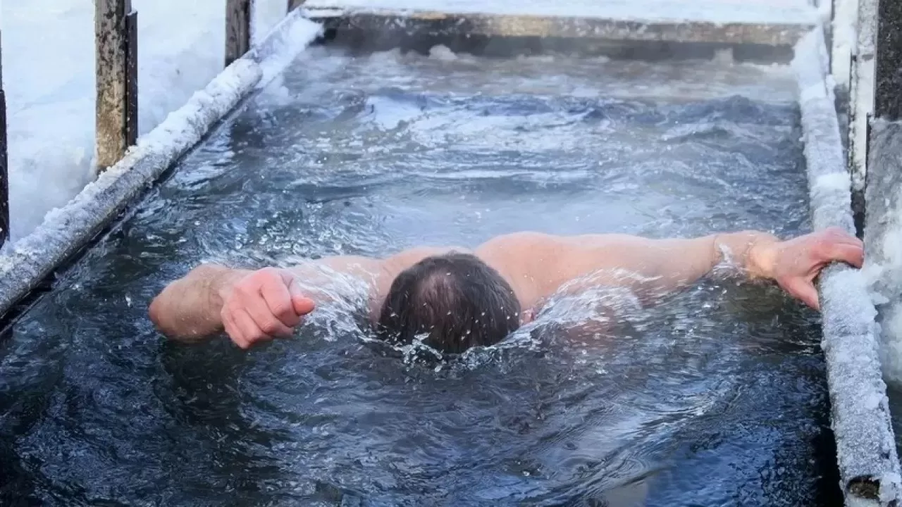 Риск ради традиции: в МЧС назвали главные ошибки при крещенских купаниях