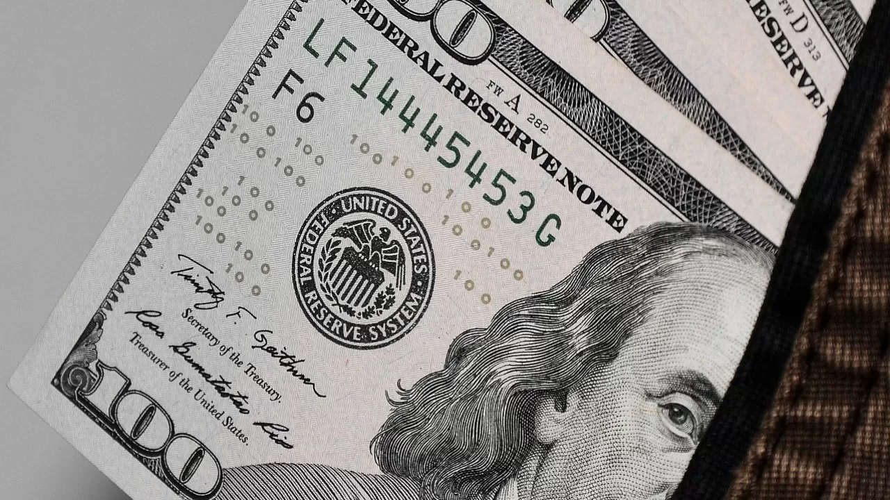 Где в Казахстане покупают доллары больше всего 