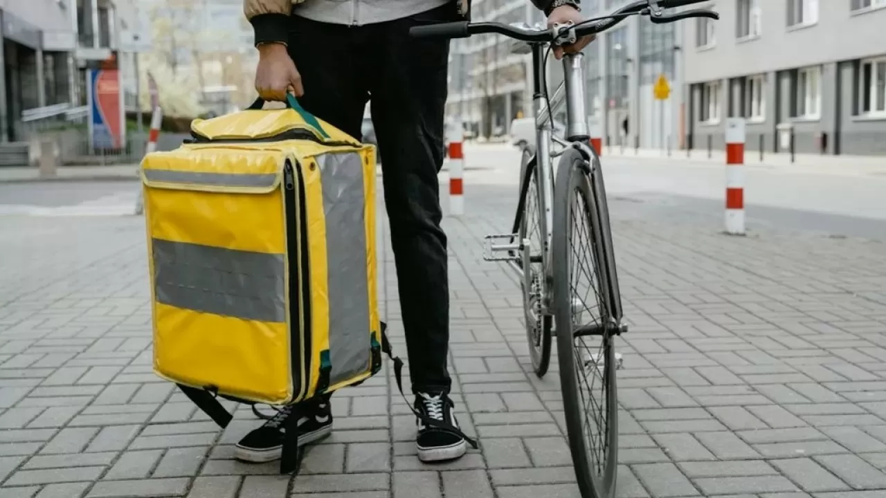 Новая мошенническая схема делает курьеров соучастниками преступления 