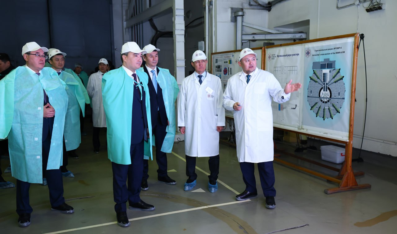 Олжас Бектенов проверил развитие научной базы атомной области в Алматы