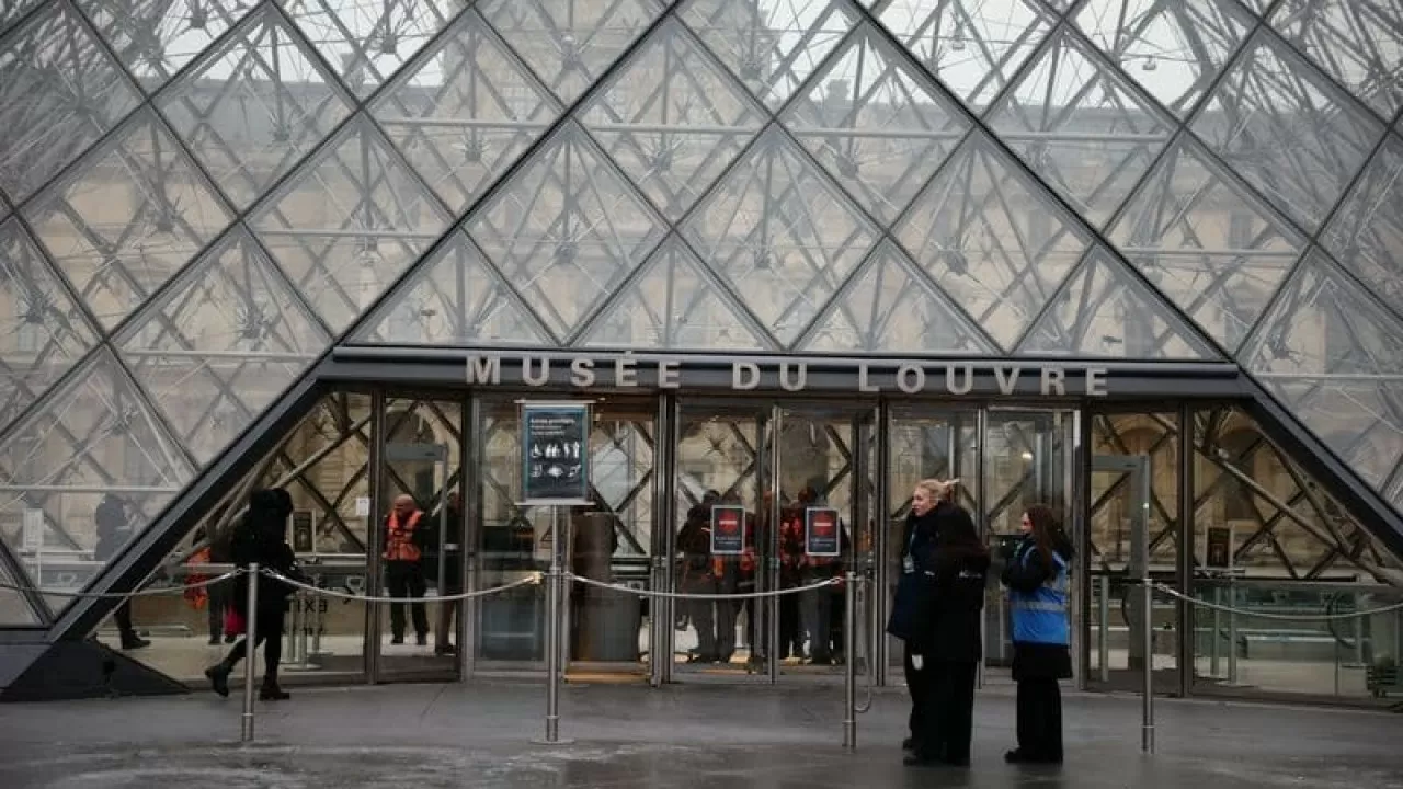 Париждегі Лувр музейі ереуілге байланысты жабылды