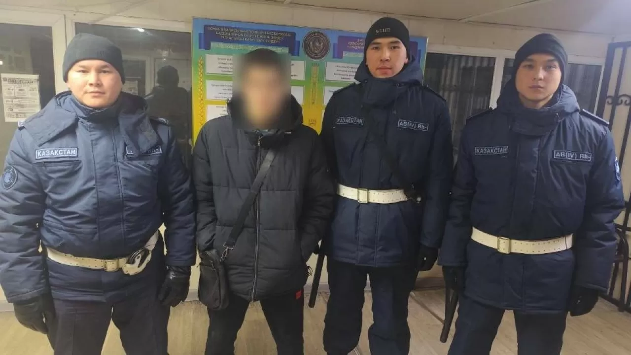 Қонаев қаласында көшеде қару асынып жүрген ер адам ұсталды