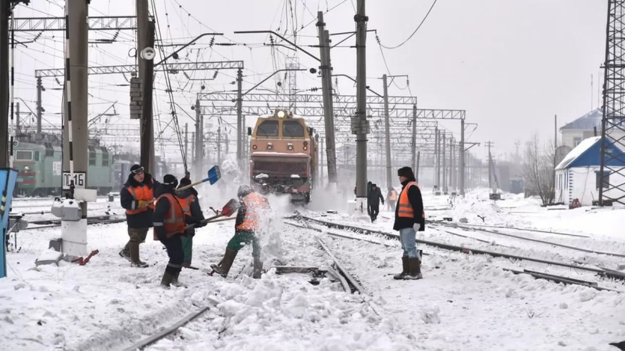 Қостанайда жолаушылар пойызын тоқтатқан жасөспірімнің ата-анасына айыппұл салынды