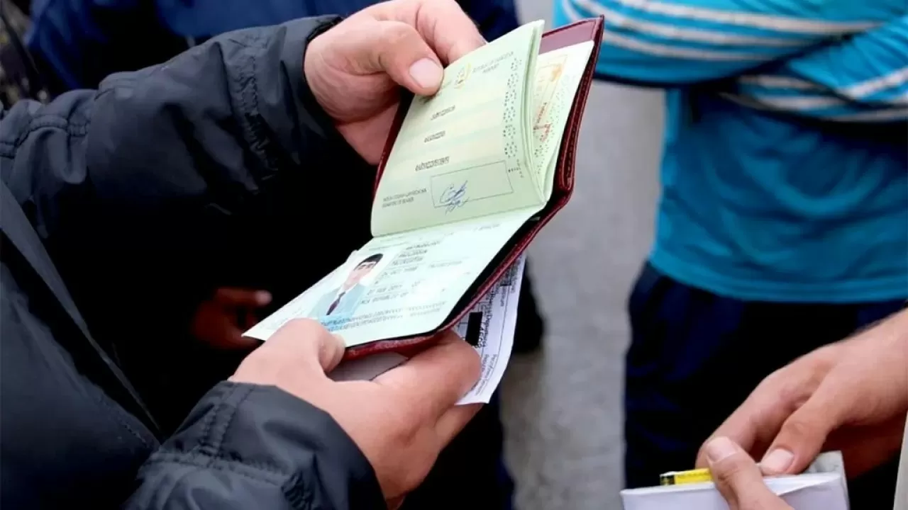 Узбекских мигрантов призвали покинуть Россию