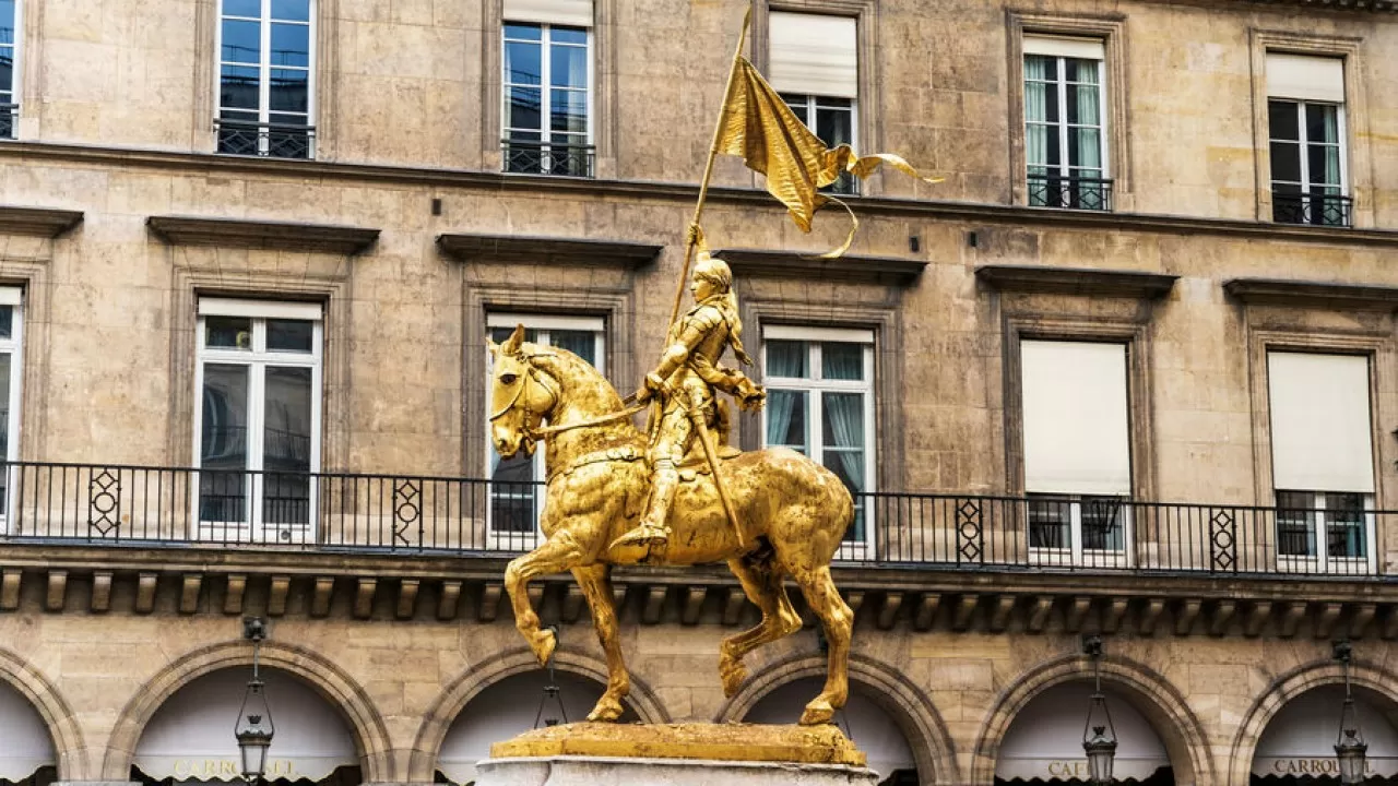 В Париже похитили часть меча у памятника Жанне д'Арк