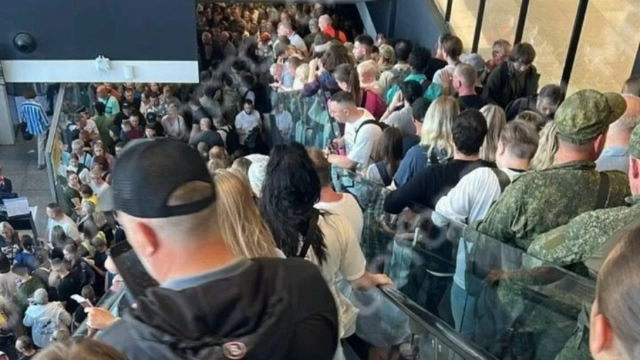 Снежный плен в Шереметьево: более 100 рейсов задержаны и отменены 