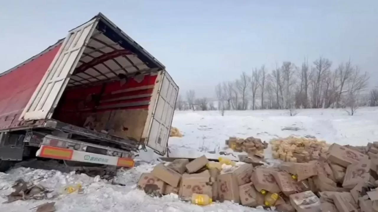 Өскемен &ndash; Семей тас жолында күнбағыс майын тиеген жүк көлігі аударылды