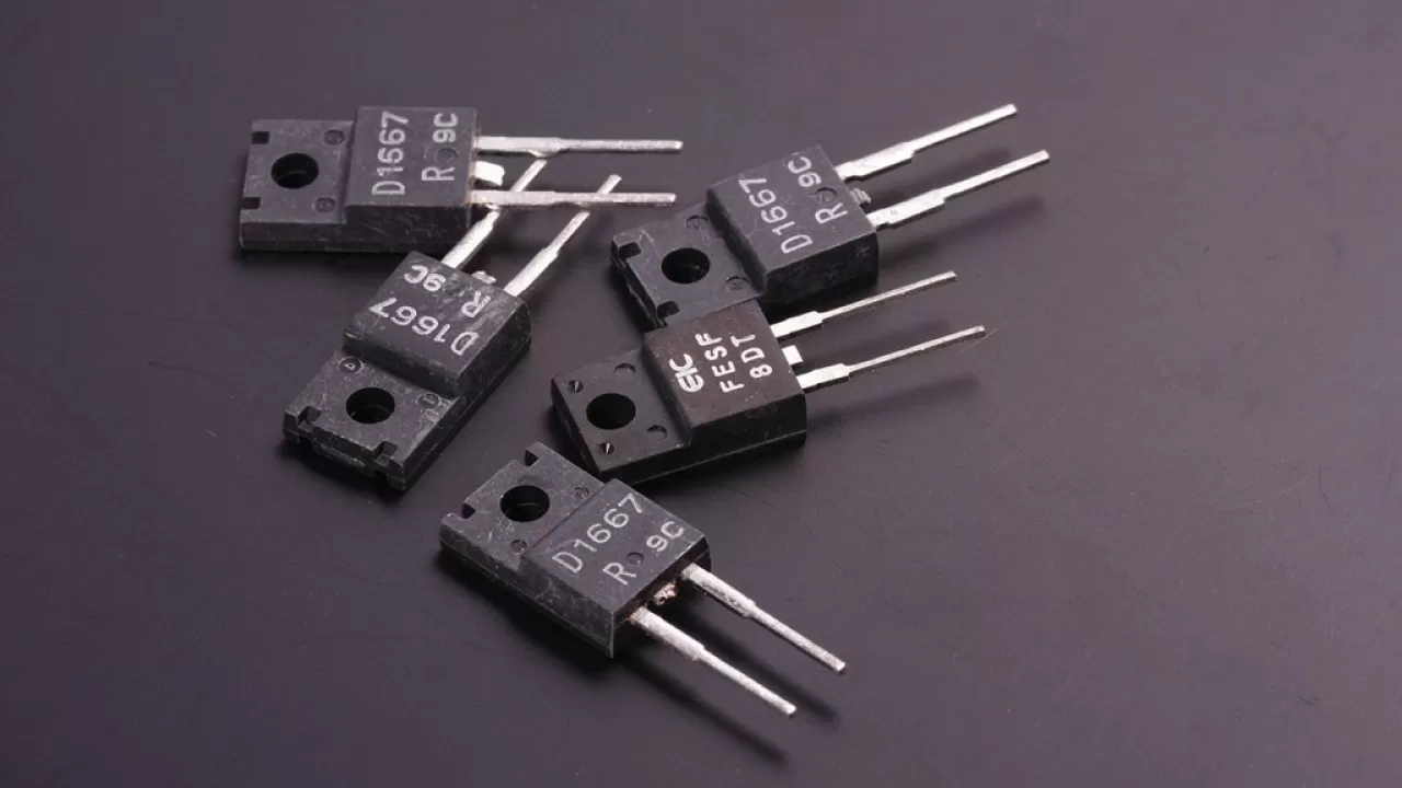 Пошлину в размере 25% на импорт полупроводников утвердил Трамп 