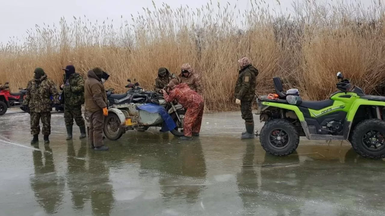 Атырауда балық қорғау инспекторлары квадроциклмен Жайыққа түсіп кетті