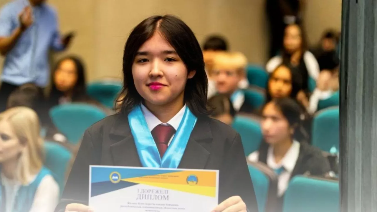 11-сынып оқушысы 10 тілде еркін сөйлейді