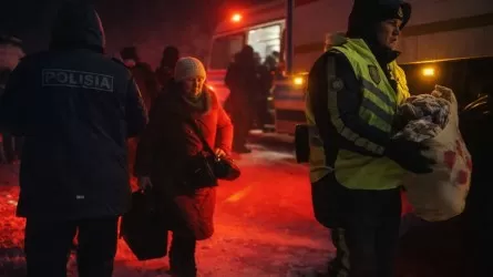 Абай облысында полиция жолда қалған автобус жолаушыларына көмектесті