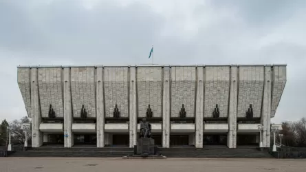 Әуезов театрын қайта жаңғырту жұмыстары тоқтатылған жоқ &ndash; министрлік